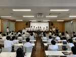 高校生が中学生に各コースを説明